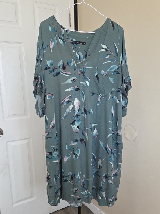 Reitmans Dresses & Skirts - Reitmans Plus Size  Sage Green Floral V-Neck Tunic